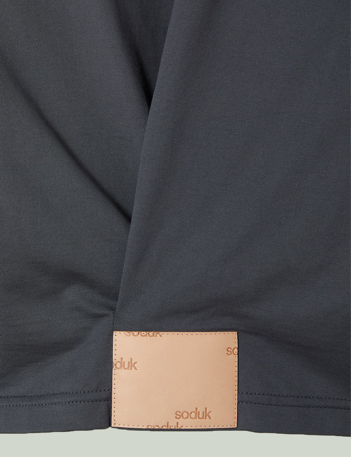 patched t-shirt / charcoal gray