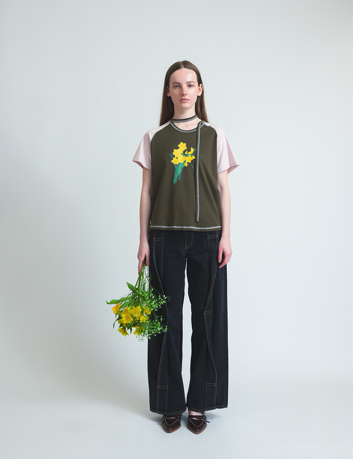 flower bouquet t-shirt / khaki
