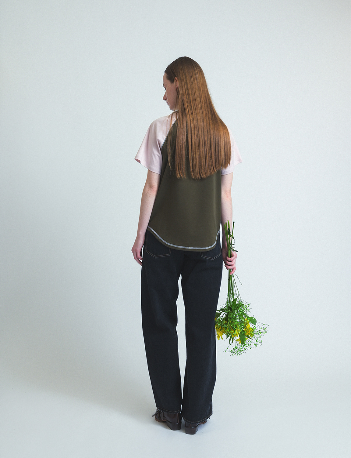 flower bouquet t-shirt / khaki