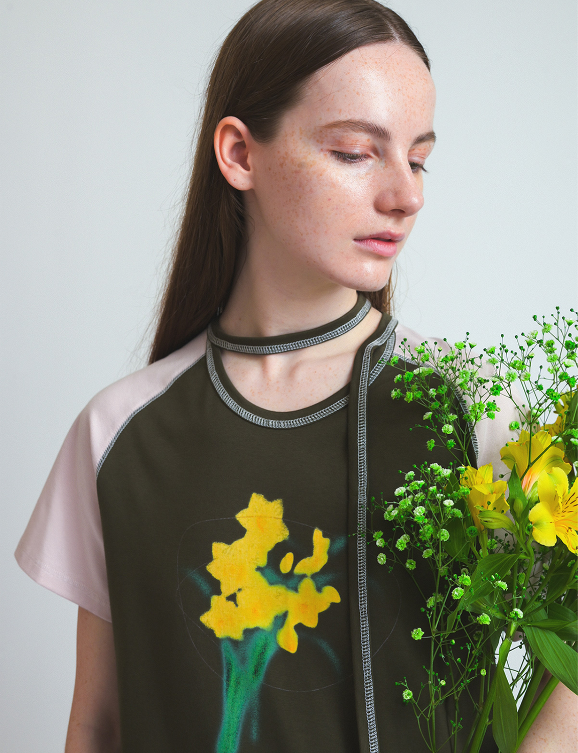 flower bouquet t-shirt / khaki
