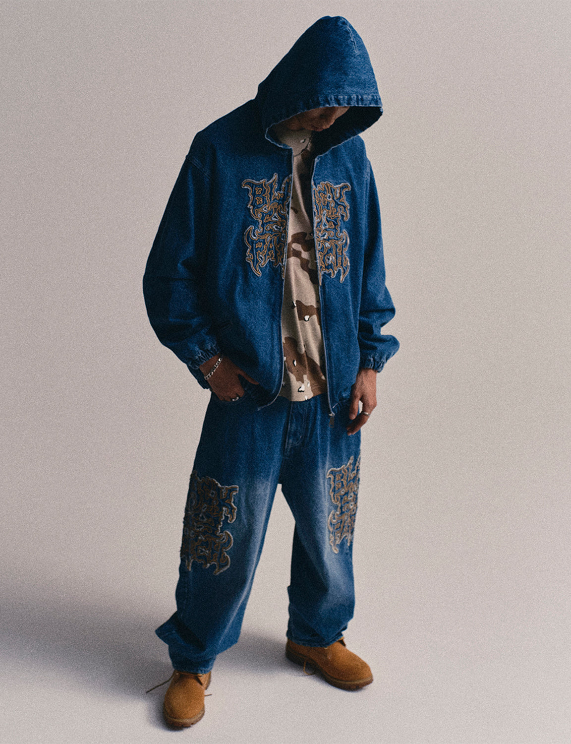 METAL LOGO EXTRA BAGGY JEANS