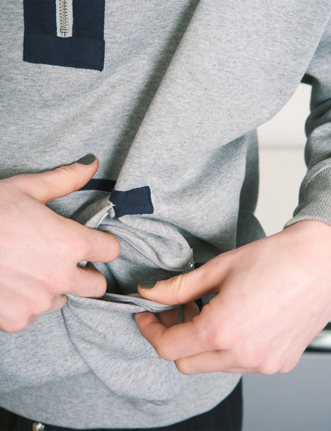 QUARTER ZIP SWEATSHIRT – HEATHER GREY