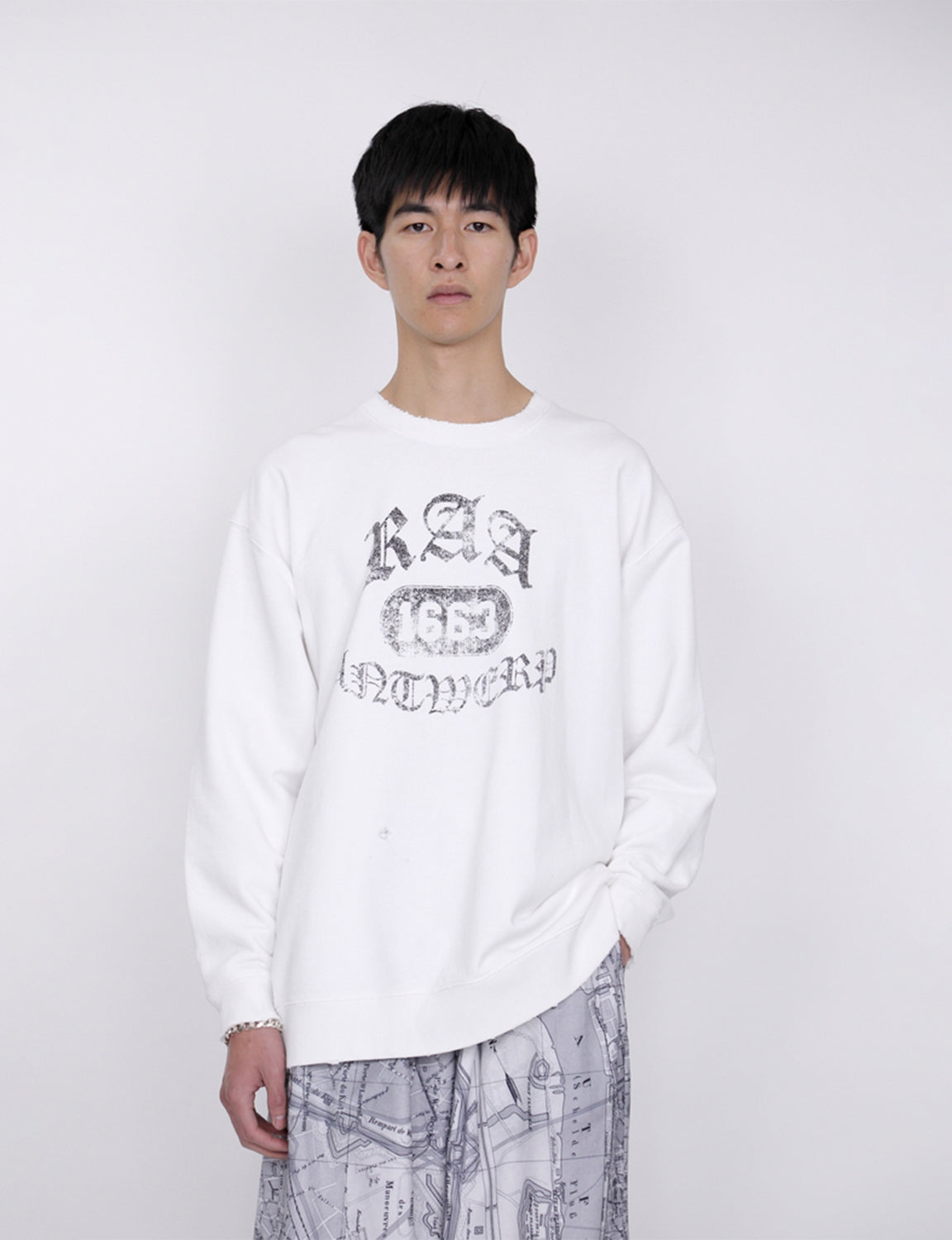 Damaged College Sweatshirt / white