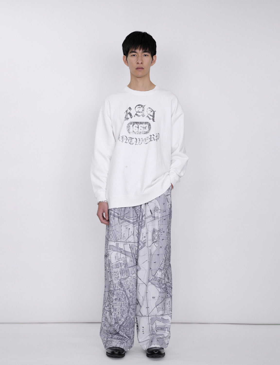 Damaged College Sweatshirt / white