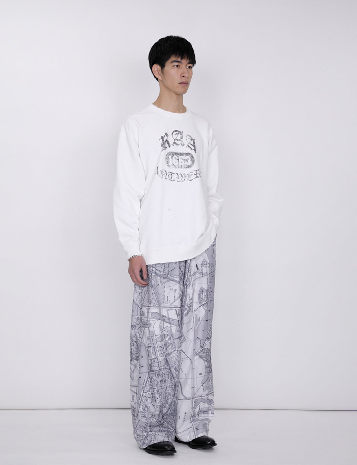 Damaged College Sweatshirt / white