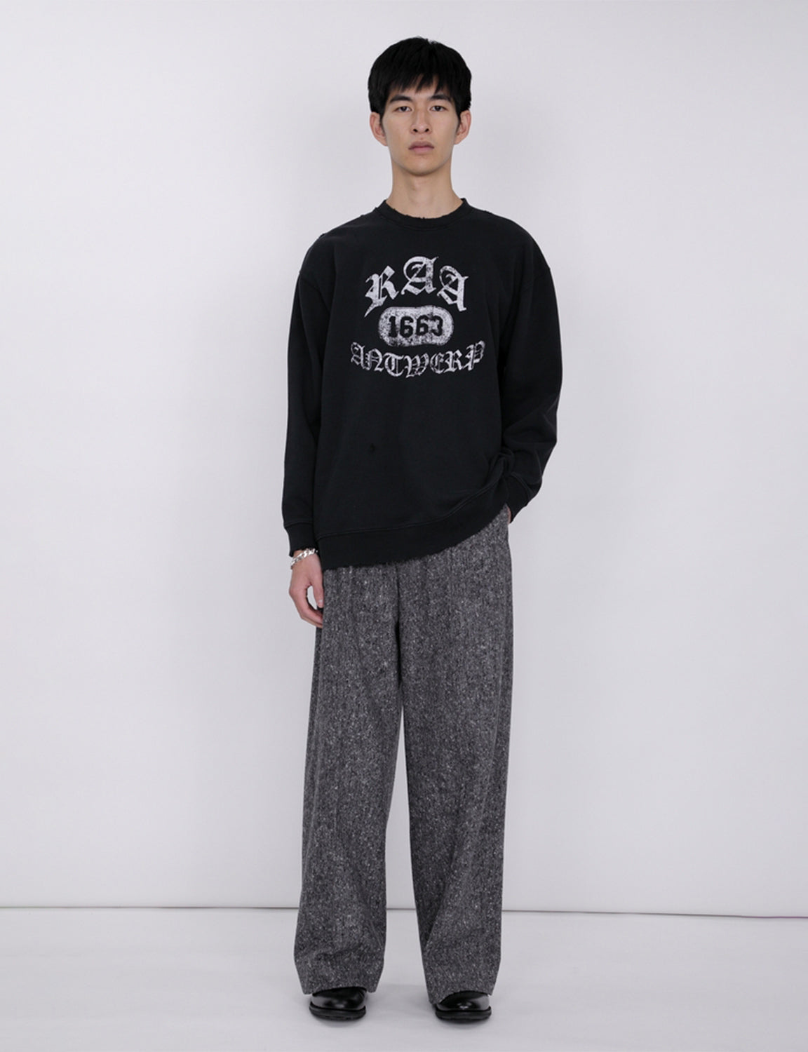 Damaged College Sweatshirt / black