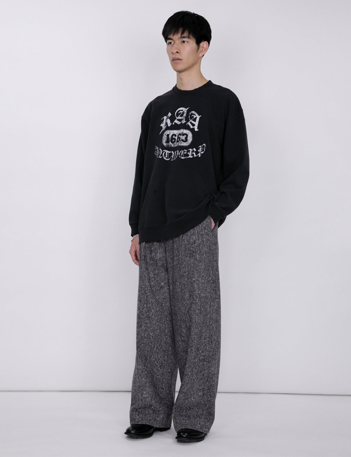 Damaged College Sweatshirt / black