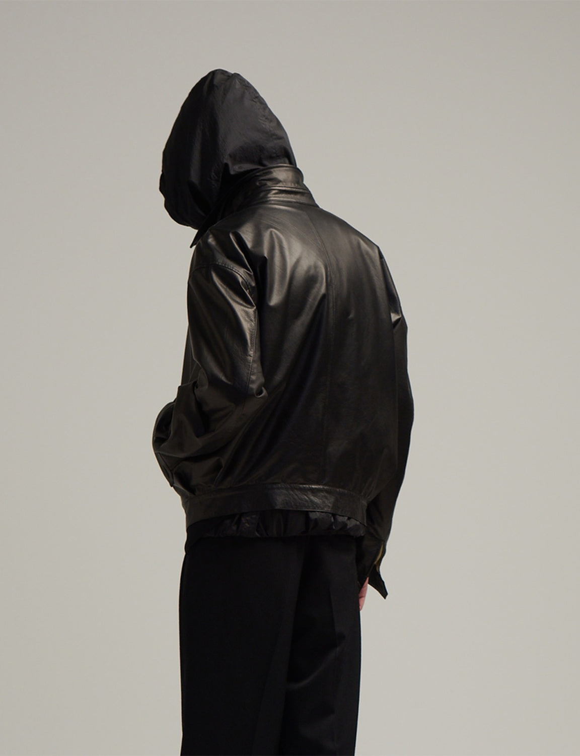 （R） – Black