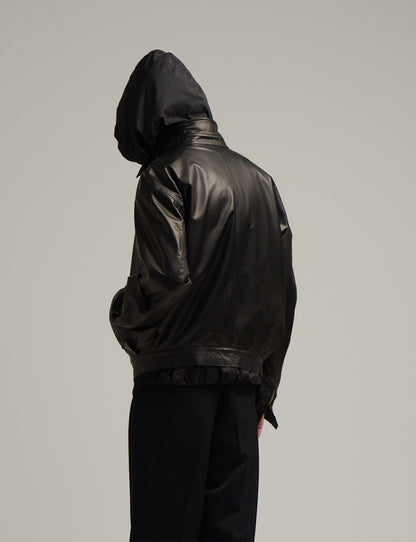 （R） – Black