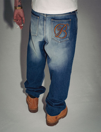 B EMBLEM BAGGY JEANS
