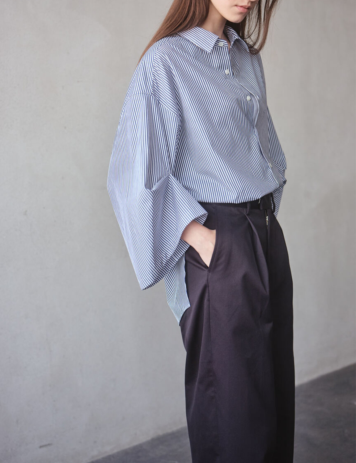 TUCKED SLEEVE PULLED BACK COLLAR SHIRT